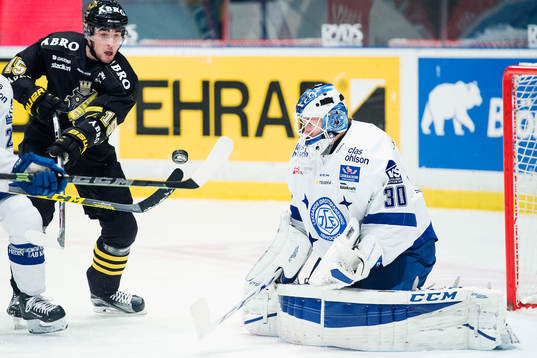 s Jonathan Andersson försöker få pucken förbi Leksands