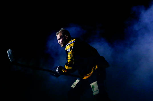 Skellefteås Alexander Urbom före ishockeymatchen i SHL