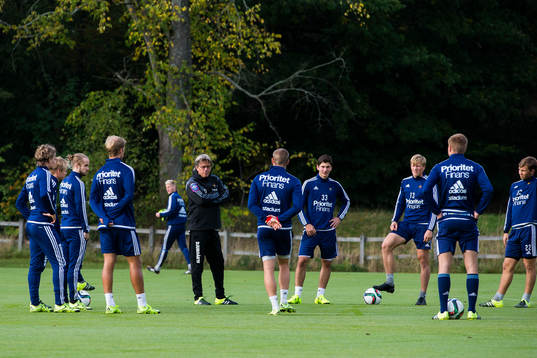 Djurgårdens tränare Per Olsson instruerar spelarna