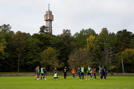 Djurgårdens tränare Per Olsson instruerar spelarena