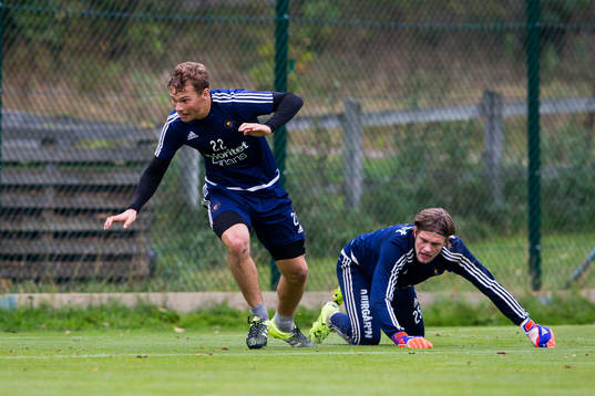 Djurgårdens Jesper Karlström och målvakt Oscar Jonsson