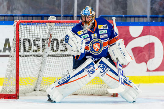 Växjös målvakt Cristopher Nihlstorp värmer upp