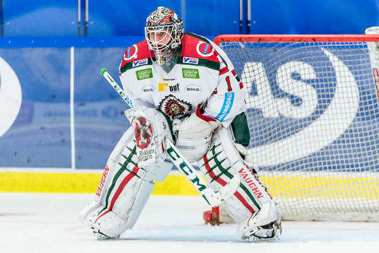 Frölundas målvakt Lars Johansson värmer upp
