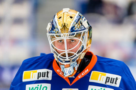 Växjös målvakt Stefan Steen värmer upp