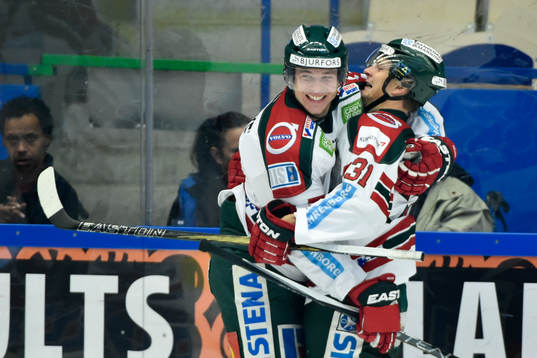 Frölundas Oliver Bohm och Frölundas Nicklas Lasu jublar