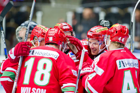Modos Peter Öberg blir omfamnad