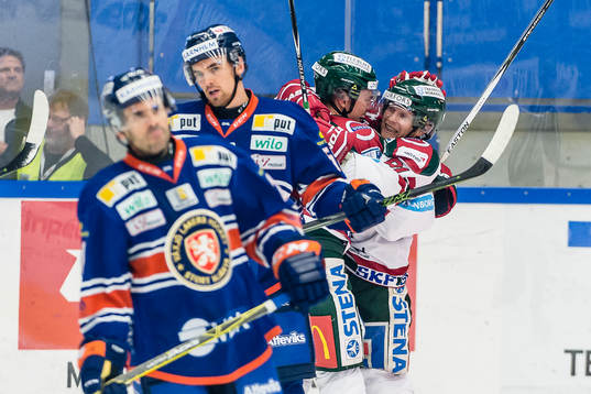 Frölundas Andreas Johnson och Ryan Lasch jublar