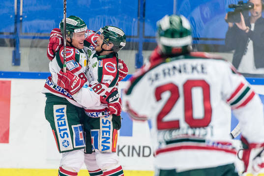 Frölundas Andreas Johnson och Ryan Lasch  jublar