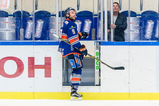 Växjös Josh Hennessy på väg in i utvisningsbåset