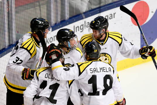 Brynäs firar 2-3-målet som gjordes av Jesper Ollas