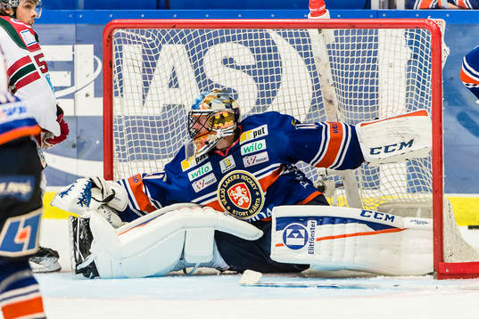 Växjös målvakt Cristopher Nihlstorp faller in i målburen