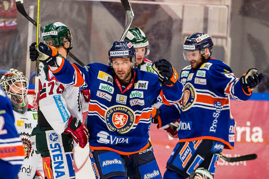 Växjös Josh Hennessy jublar