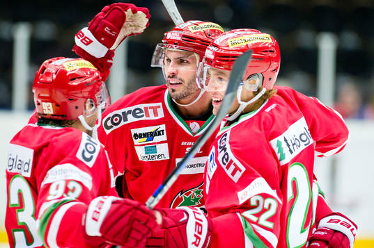 Modos Maxim Lapierre jublar med Albin Carlson och Byron