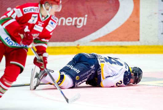 HV71 Erik Christensen blir liggandes på isen
