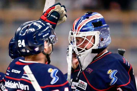 Linköpings Fredric Andersson firar med Marcus Högberg
