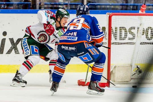 Frölundas Nicklas Lasu rundar Växjös  målburen innan