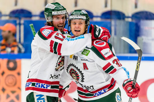 Frölundas Nicklas Lasu jublar tillsamman med Sebastian
