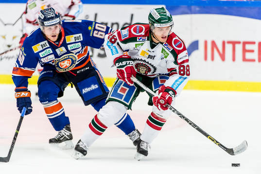 Frölundas Andreas Johnson jagas av Växjös Erik Josefsson