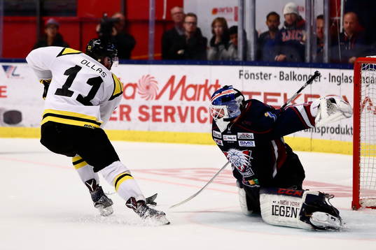 Linköpings Marcus Högberg räddar Brynäs Jesper Ollas