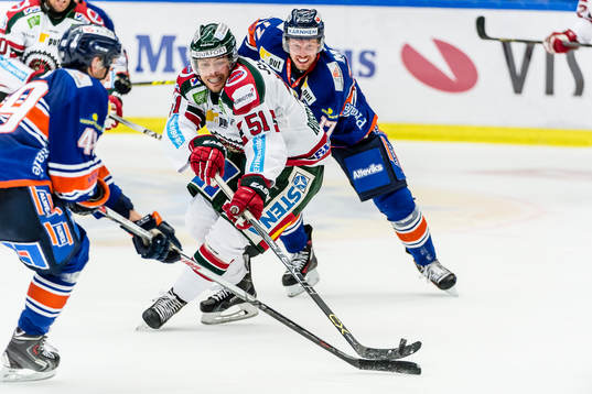 Frölundas Mats Rosseli Olsen jagas av Växjös Erik