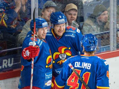 Tokerits Brandon Kozun jublarunder en ishockeymatch i KHL