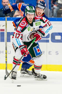 Frölundas Sebastian Stålberg jagas av Växjös Mikael