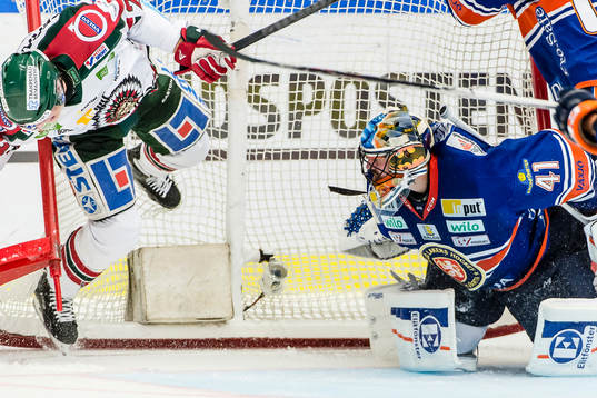 Frölundas Johan Sundström krockar med Växjös målvakt