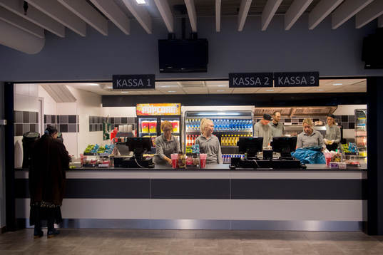 Serveringspersonalen förbereder sig