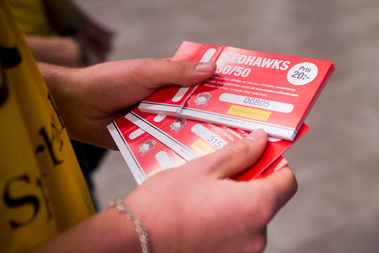 En försäljare håller 50/50 lotter