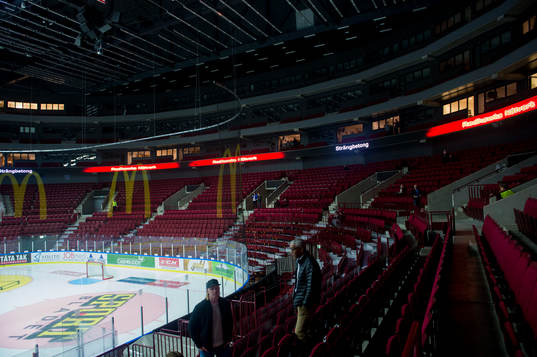 Publiken strömmar in till ishockeymatchen i SHL mellan