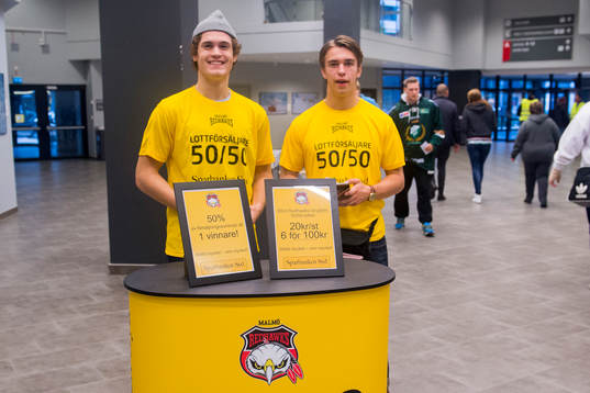 Ungdomar säljer 50/50 matcher