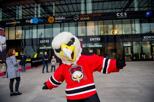 Malmö Redhawks maskot Hawkan poserar utanför ingången