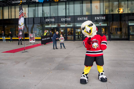 Malmö Redhawks maskot Hawkan poserar utanför ingången