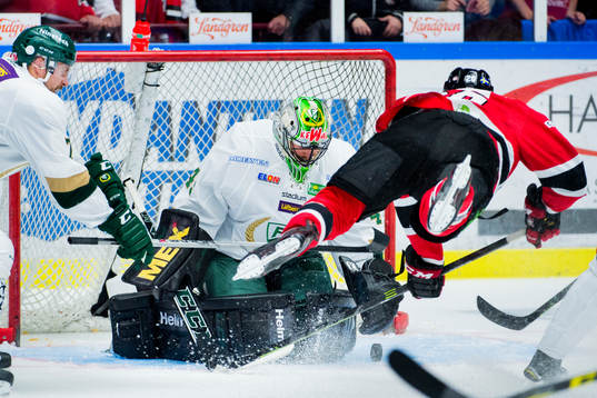 Malmö Redhawks Henrik Hetta hakas av Färjestads Jonas
