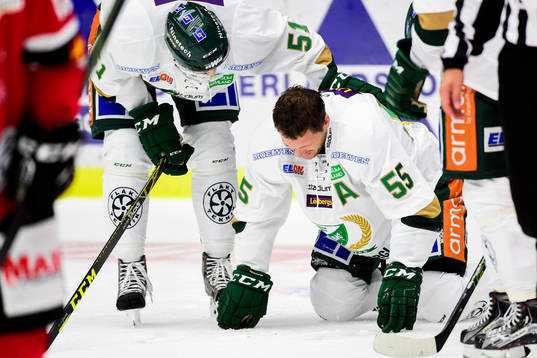 Färjestads Ole-Kristian Tollefsen blir liggande