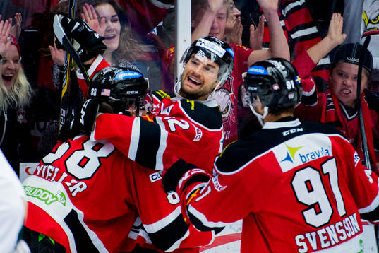 Malmö Redhawks Peter Mueller firar med TJ Galiardi och