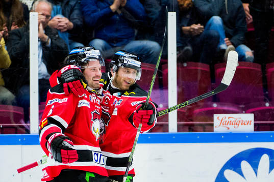 Malmö Redhawks Derek Meech firar med Stefan Warg jublar
