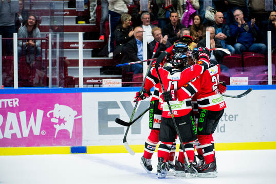 Malmö Redhawks Derek Meech firas av lagkamraterna