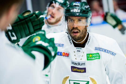 Färjestads Robbie Earl firar han gjort 1-2 med