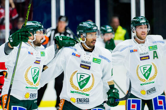 Färjestads Robbie Earl firar med Milan Gulas och Linus