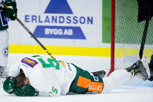 Färjestads Ole-Kristian Tollefsen ligger skadad på isen
