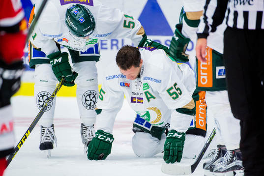 Färjestads Ole-Kristian Tollefsen ligger skadad på isen
