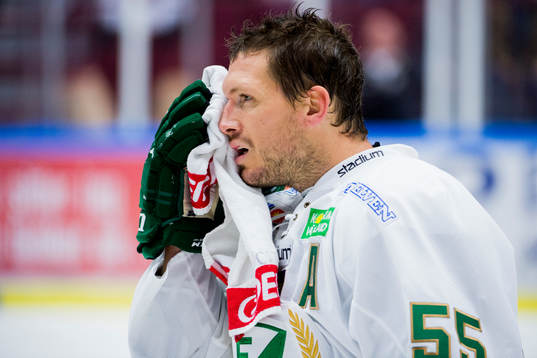 Färjestads Ole-Kristian Tollefsen åker ut från isen med