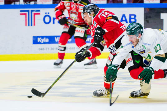 Malmö Redhawks Andreas Thuresson jagas av Färjestads John