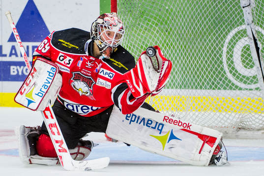Malmö Redhawks målvakt Oscar Alsenfelt räddar