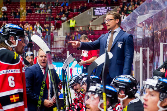Malmö Redhawks tränare Björn Hellkvist ger instruktioner