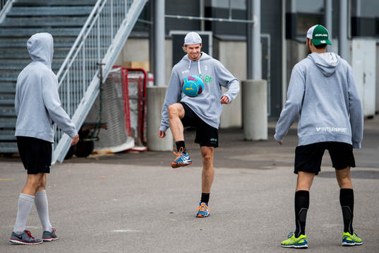 Rögles spelare värmer upp