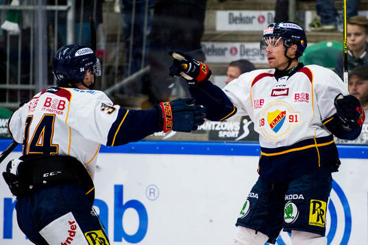 Djurgårdens Matt Anderson (th) jublar