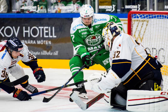 Rögles Partik Cehlin utmanar mot Djurgårdens Philip Holm