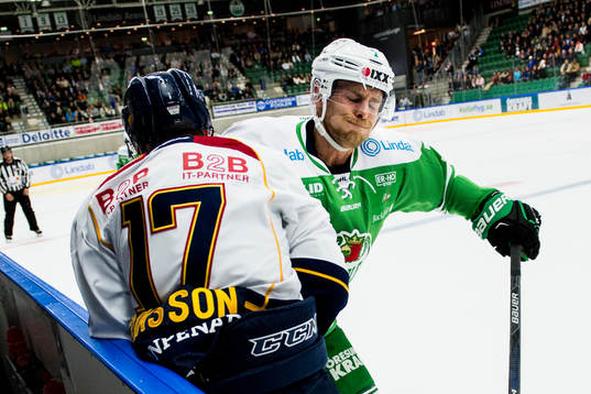 Rögles Partik Cehlin tacklar Djurgårdens Henrik Eriksson